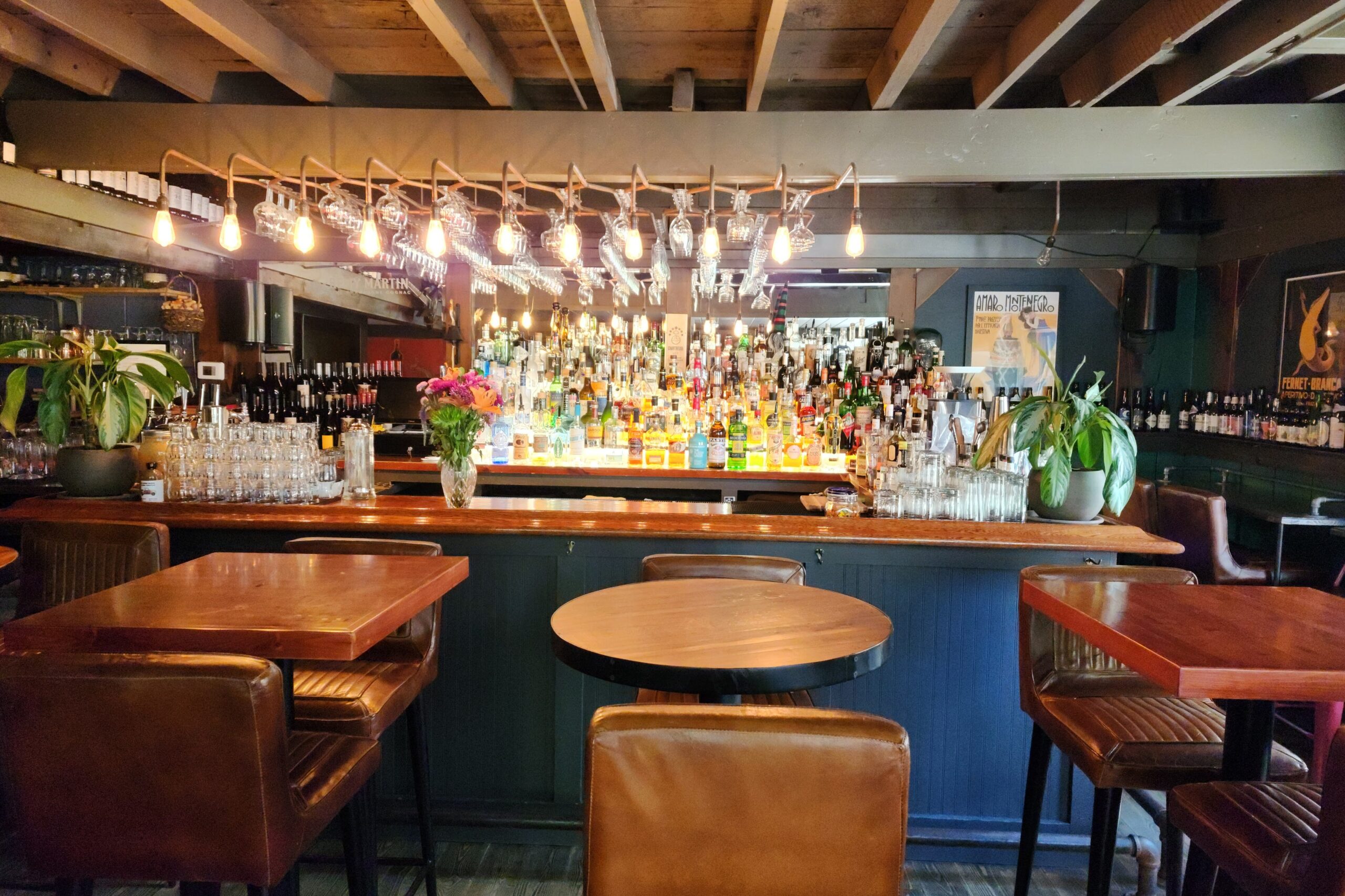 This is showing the empty bar area at Déco.