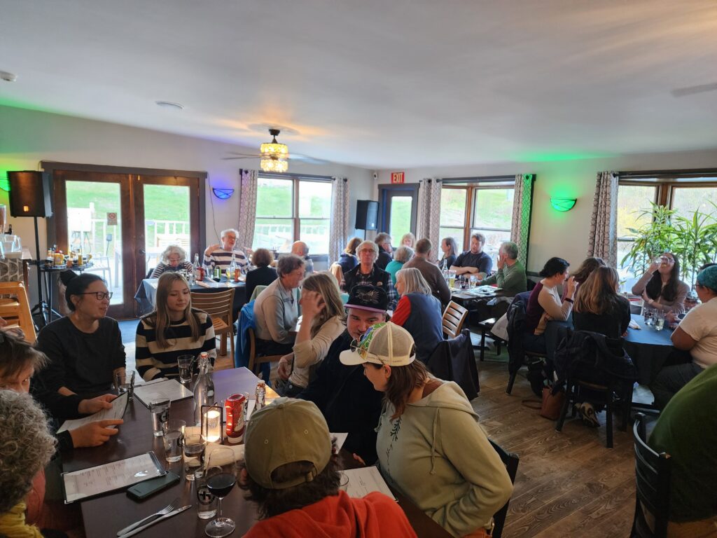 A lively dining room at Déco filled with customers enjoying themselves.